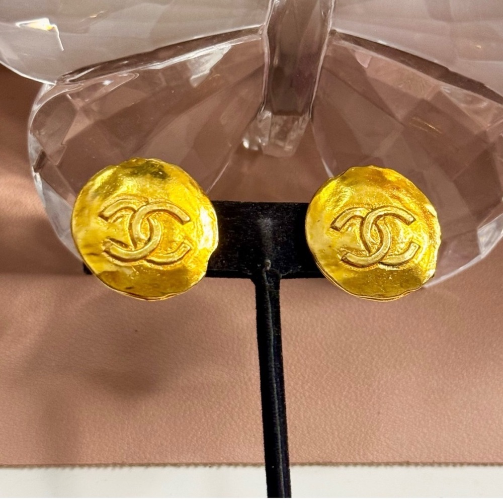 Chanel Vintage Clip-On Gold Round Earrings
Hair Clip
